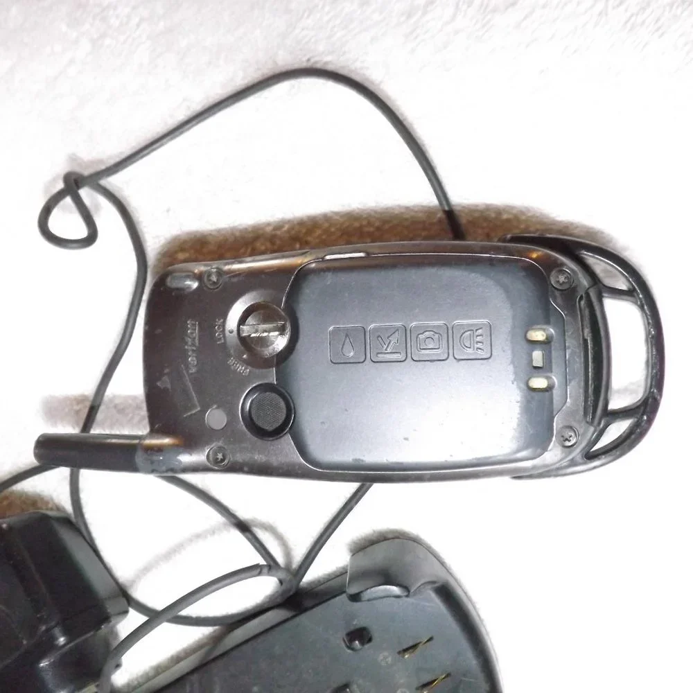 Rugged Casio G'zOne Type-V Gray & Black Verizon Very Rare Flip cell Phone Bundle